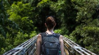 18リュックを背負う女性