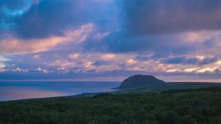 曇った空と海