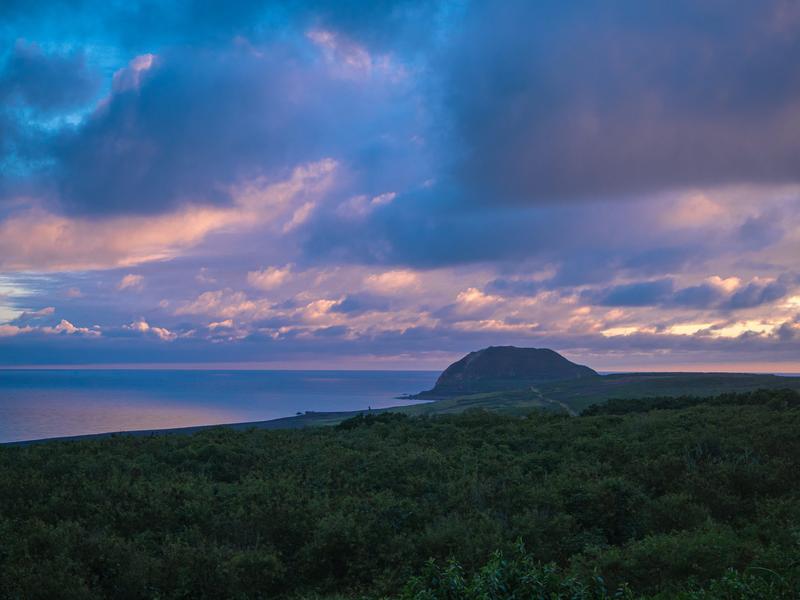 曇った空と海