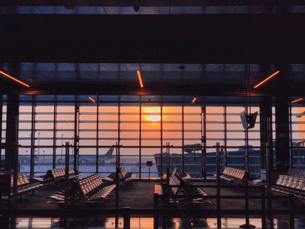 44夕暮れの空港