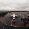 64駐機場の航空機
