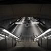 6駅のホームへ下る階段