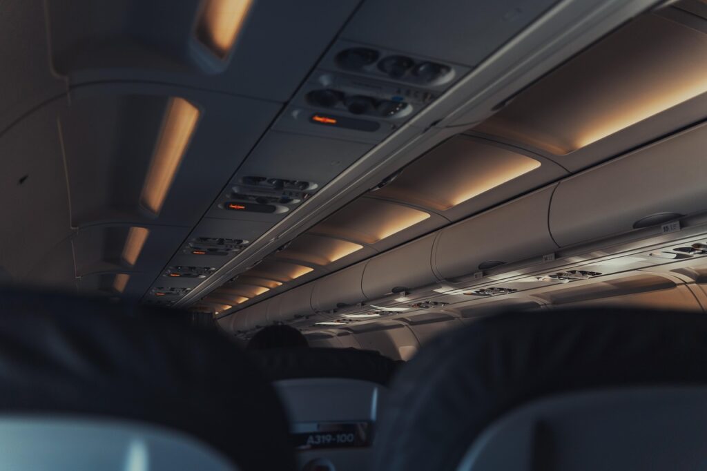 62機内